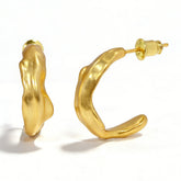 MM HOOP HUGGIE EAR/GOLD METAL