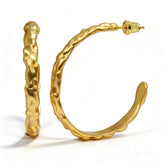 SPRING HOOP HUGGIE EAR/GOLD METAL