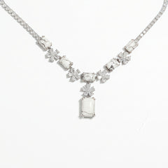 EAQUISITE WHITE STRIPED PANDENT NCK/RHD WHITE CRYSTAL