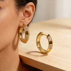 LINDSAY HOOP HUGGIE EAR/GOLD METAL