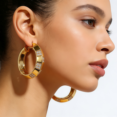 LINDSAY HOOP HUGGIE EAR/GOLD METAL