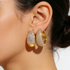 KK HOOP HUGGIE EAR/GOLD WHITE CRYSTAL