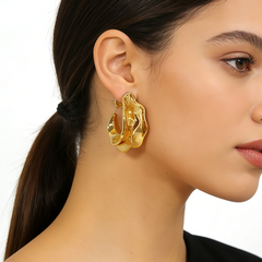 MARY HOOP HUGGIE EAR/GOLD METAL