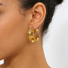 MARY HOOP HUGGIE EAR/GOLD METAL