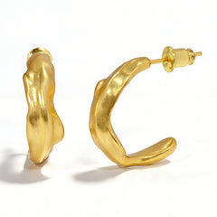 MM HOOP HUGGIE EAR/GOLD METAL