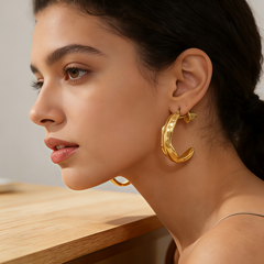 MM HOOP HUGGIE EAR/GOLD METAL