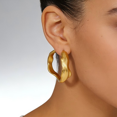 MM HOOP HUGGIE EAR/GOLD METAL