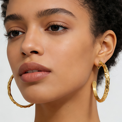 SPRING HOOP HUGGIE EAR/GOLD METAL