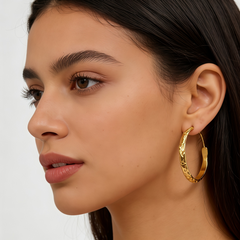 SPRING HOOP HUGGIE EAR/GOLD METAL